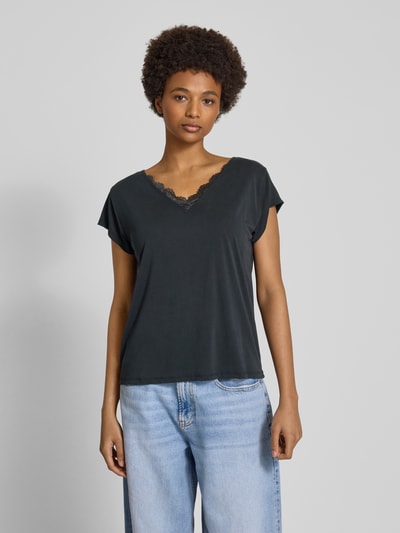 Pieces Regular Fit T-Shirt mit V-Ausschnitt Modell 'KAMALA' Black 4
