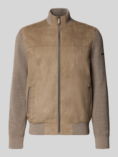 Produktfoto, Strickjacke mit Reißverschluss und Label-Detail van bugatti in beige met opstaande kraag, ritssluiting, ritszakken, regular fit, ruglengte maat M 70 cm, mouwlengte maat M 56 cm, gebreide textuur en gladde oppervlakken