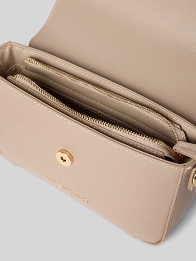 VALENTINO BAGS Torebka na długim pasku z detalem z logo Beżowy 4