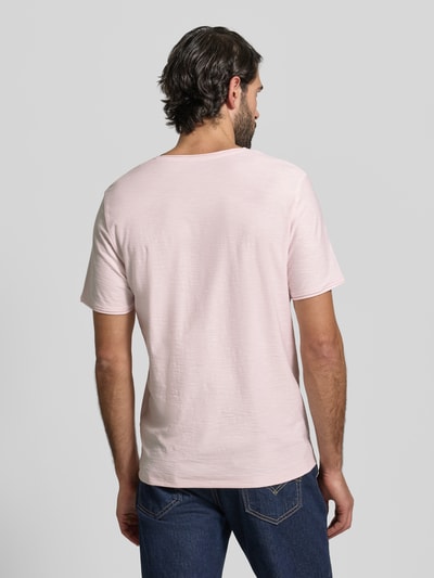 Männermodel trägt T-Shirt mit geripptem Rundhalsausschnitt von MCNEAL in Hellrosa, Regular-Fit, Rückenlänge 65 cm, Ganzkörperansicht Rückansicht.