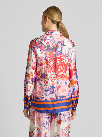 Frauenmodel trägt Slim Fit Hemdbluse aus Viskose Modell 'Wild Flower' von miss goodlife, bunt, florales Muster mit Tiger, Rückansicht, Ganzkörperansicht. Rückenlänge ca. 70 cm, Ärmellänge ca. 61 cm, feine glatte Textur, Kentkragen.