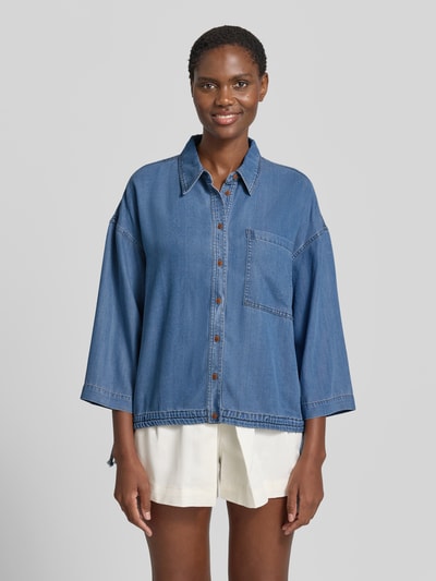 Vrouwenmodel draagt een blauwe rechte Hemdbluse met Viskose-Anteil Modell 'Tessa' van MOS MOSH, borstzak, 3/4-mouw, vooraanzicht volledige lichaam.