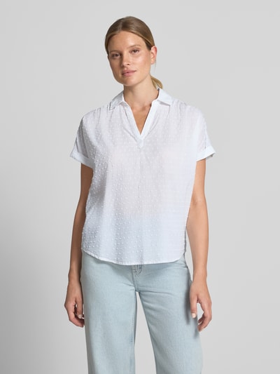 Frauenmodel trägt Regular Fit Bluse im Allover-Look mit V-Ausschnitt von Christian Berg Woman in Weiß, reine Baumwolle, Nahaufnahme Oberkörper.