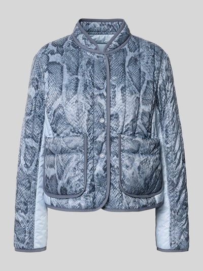 Produktfoto, Regular Fit Jacke in Stepp-Optik mit Stehkragen von Marc Cain, Allover-Schlangen-Print, graue und blaue Farbtöne, strukturierte Oberfläche, durchgehende Knopfleiste, aufgesetzte Taschen, Damen Jacke, Rückenlänge 56 cm, Schulterbreite 43 cm, Brustweite 50 cm, Ärmellänge 60 cm.