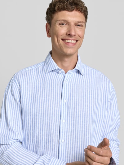 Männermodel trägt Regular Fit Business-Hemd aus Leinen mit Kentkragen von SEIDENSTICKER, weiß-blau gestreift, Nahaufnahme Oberkörper. Rückenlänge 72 cm, Schulterbreite 45 cm, Ärmellänge 68 cm, Knopfleiste, Sportmanschetten, abgerundeter Saum.