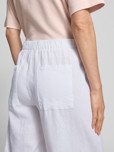 Frauenmodel trägt Stoffhose aus Leinen-Viskose-Mix Modell 'Lava' von FREE/QUENT in Weiß, Relaxed-Fit, sichtbarer Elastikbund, Damen, Nahaufnahme Rückansicht, Bundweite 37 cm, Innenbeinlänge 66 cm Größe S, strukturierte Oberfläche.