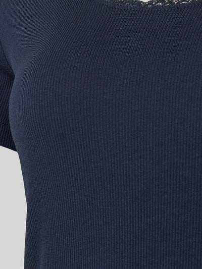 Frauenmodel trägt Pyjama-Oberteil mit Spitzenbesatz von Christian Berg Woman, dunkelblau, Ripp-Optik, Baumwoll-Elasthan-Mix, Nahaufnahme Oberkörper.