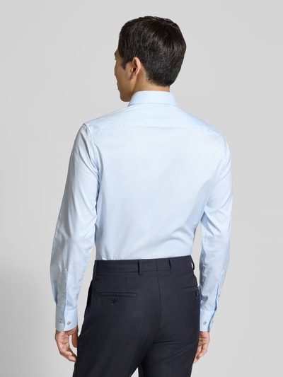 Męski model nosi Slim Fit Business-Hemd mit Kentkragen von ETERNA z bawełny, długie rękawy, sportowe mankiety, Ganzkörperansicht Rückansicht. Długość tyłu w rozmiarze 40: 80 cm, szerokość ramion w rozmiarze 40: 45 cm, długość rękawów w rozmiarze 40: 66 cm.