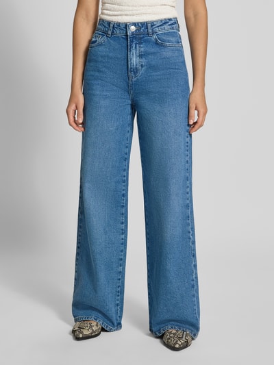 Frauenmodel trägt blaue Wide Fit Jeans aus Baumwoll-Mix Modell 'SELMA' von PIECES, Damen Wide & Loose Fit Jeans, Ganzkörperansicht von vorne.