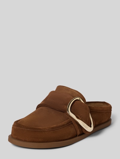 Produktfoto, klapki typu mules aus echtem Leder mit Logo-Detail von INUIKII, brązowy kolor, zaokrąglony czubek, ozdobna sprzączka, otwarta pięta, gładka podeszwa, wysokość obcasa 1 cm w rozmiarze 40