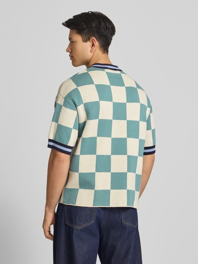 Mężczyzna nosi Strickshirt mit Label-Stitching Modell 'Victory' od PROHIBITED, bawełna, krój relaxed fit, długość tyłu 66 cm, Ganzkörperansicht Rückansicht.
