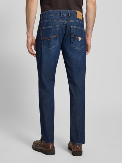 Männermodel trägt Slim Fit Jeans Modell 'ANGELS' von Guess in Dunkelblau mit Eingrifftaschen, Baumwoll-Mix, Ganzkörperansicht Rückansicht.