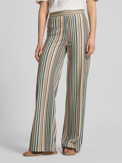 Frauenmodel trägt Straight Fit Stoffhose mit Viskose-Anteil Modell 'Allison' von Cambio im Modal-Mix, Streifenmuster, Strick-Optik, elastischer Bund, Statement-Stitching, Farbtöne Beige, Braun, Blau und Weiß, Ganzkörperansicht von vorne.