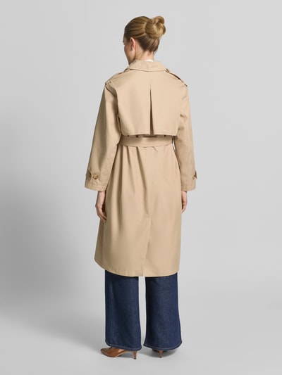 Vrouwenmodel draagt Trenchcoat met Bindegürtel van Liu Jo White in beige, katoenmix, regular fit, platte kraag, knoopsluiting, strikceintuur, ruglengte bij maat S 112 cm, schouderbreedte 48 cm, borstwijdte 56 cm, mouwlengte 58 cm, geheel van achteren