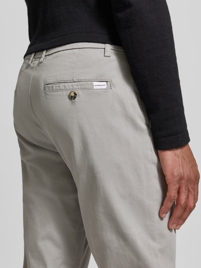 Mężczyznamodel nosi Chino mit Eingrifftaschen von Lindbergh, bawełna z elastanem, krój slim fit, kolor jasnoszary, widok z tyłu, zbliżenie na biodra.