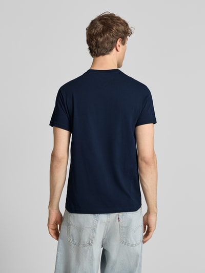 Männermodel trägt Slim Fit T-Shirt aus reiner Baumwolle von Tommy Jeans, Optik: Unifarben, Passform: Slim-Fit, Ganzkörperansicht Rückansicht.