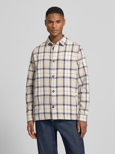 Männermodel trägt Regular Fit Hemdjacke aus reiner Baumwolle Modell 'VENNEL' von Barbour, Optik:Allover-Muster kariert, Ganzkörperansicht von vorne.