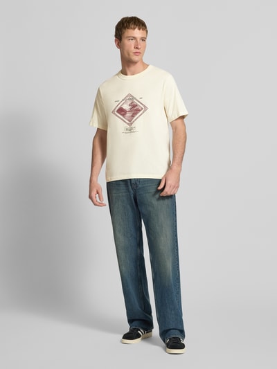 Männermodel trägt Herren T-Shirt mit Label-Print Modell 'NIAGARA' von JACK & JONES aus reiner Baumwolle, gerader Schnitt, Ganzkörperansicht von vorne.