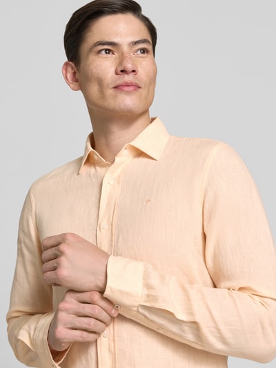 Männermodel trägt Causal Fit Leinenhemd mit Kentkragen Modell 'Mike' von JOOP! Collection in hellem Beige, Knopfleiste, Sportmanschetten, abgerundeter Saum, reine Leinenstruktur, Rückenlänge 73 cm, Schulterbreite 40 cm, Ärmellänge 66 cm, Nahaufnahme Oberkörper.