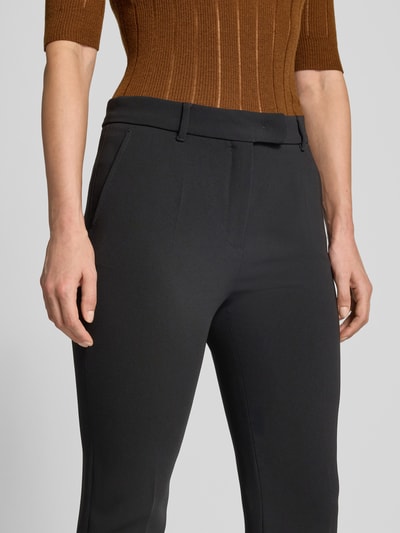 Kobieta nosi Regular Fit Anzughose mit Gürtelschlaufen Modell 'JERTA' od Max Mara Studio w kolorze czarnym, z bliska na biodra.