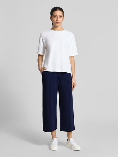 Vrouwenmodel draagt Culotte met elastische band van Christian Berg Woman, donkerblauw, materiaalmix met modal, wide leg, deelnaden, comfortbroekdesign. Volledige lichaamsopname van voren.