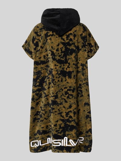 Männermodel trägt Regular Fit Hoody Towel mit Logo-Patch von Quiksilver aus Reine Baumwolle, Kurzärmelig, Kapuze, Känguru-Tasche, Rückansicht.