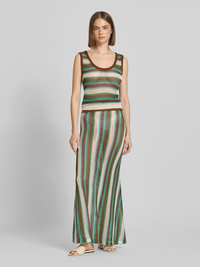 Frauenmodel trägt Trägertop mit Rollsaum Modell 'GURU' von Topshop im Allover-Streifenlook, Slim Fit, Ganzkörperansicht von vorne.