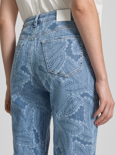 Kobiece model prezentuje Slim Fit Jeans im 5-Pocket-Design mit Fransensaum od Marc Cain, mieszanka bawełny z dodatkiem streczu, krój slim fit, 5 kieszeni, zapięcie na guzik i zamek błyskawiczny, frędzle na dole, szerokość w rozmiarze 36: 35 cm, długość wewnętrzna nogawki w rozmiarze 36: 66 cm, detailaufnahme tylnej części.