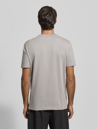 Męski model nosi Regular Fit T-Shirt aus Baumwoll-Mix od BOSS Green, jasnoszary, jednolity, krótki rękaw, bawełniany materiał, widok całej sylwetki z tyłu.