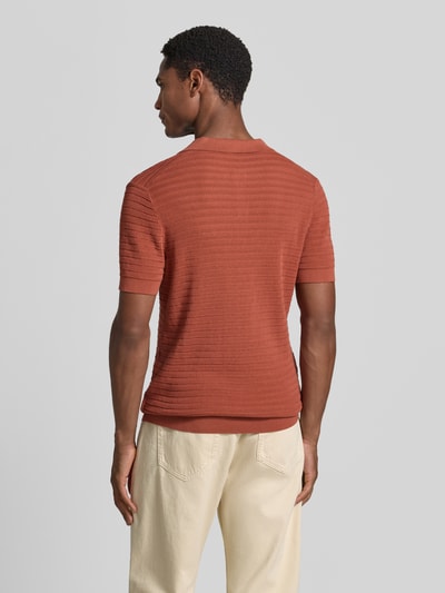 Męski model nosi koszulkę polo Slim Fit Poloshirt mit V-Ausschnitt Modell 'Braian' od Drykorn z bawełny, fakturowany wzór, długość tyłu w rozmiarze M: 70 cm, kolor ceglasty, całkowity widok z tyłu