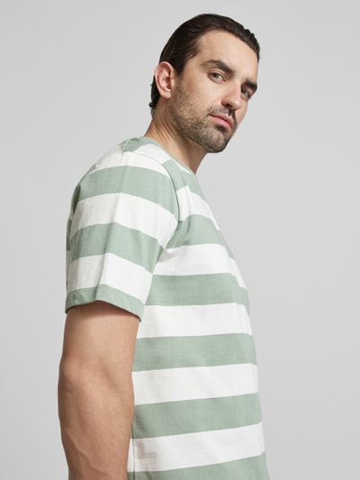 Männermodel trägt Oversized T-Shirt mit Rundhalsausschnitt von Lindbergh aus reiner Baumwolle im Streifenmuster, Nahaufnahme Oberkörper.