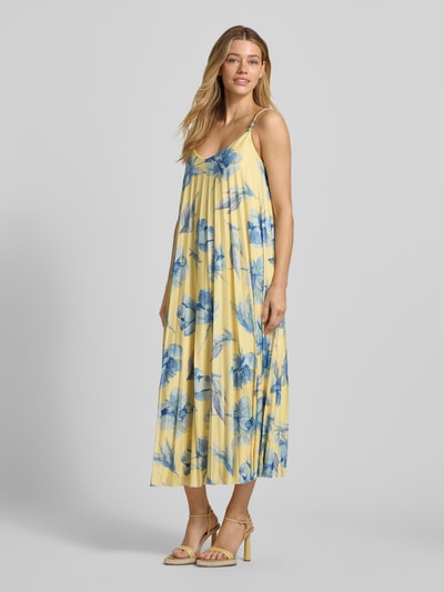 Frauenmodel trägt Midikleid mit Spaghettiträgern Modell 'Felicia' von GUIDO MARIA KRETSCHMER WOMAN aus gelbem Chiffon mit blauen Blumen, gerader Schnitt, V-Ausschnitt, Plisseefalten, Perlen, Ganzkörperansicht von vorne.