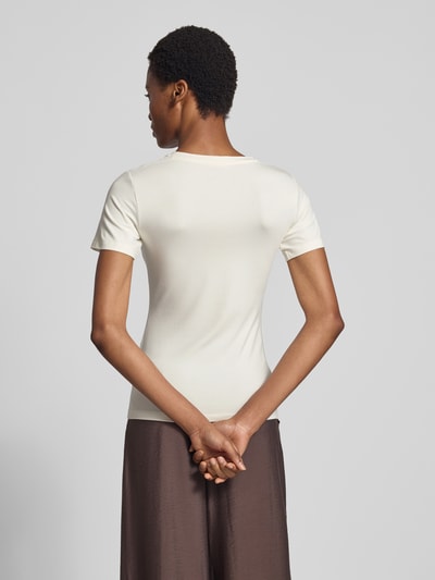 Frauenmodel trägt T-Shirt aus Viskose-Elasthan-Mix mit Label-Stitching von GUIDO MARIA KRETSCHMER WOMAN, Slim Fit, Ganzkörperansicht Rückansicht.
