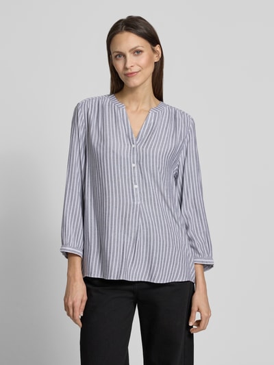 Modelka kobieca ma na sobie Comfort Fit Langarmbluse aus reiner Viskose od Tom Tailor, wzór w paski, 3/4 rękawy, materiał wiskozowy, widok całej sylwetki z przodu.