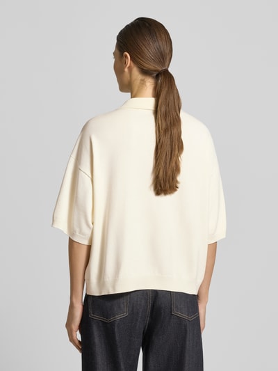 Frauenmodel trägt Oversized Strickpullover mit Polokragen Modell 'talla' von Gestuz im Viskose-Mix mit gerippten Abschlüssen, Rückenlänge 56 cm, 3/4-Ärmel, Rückenansicht.