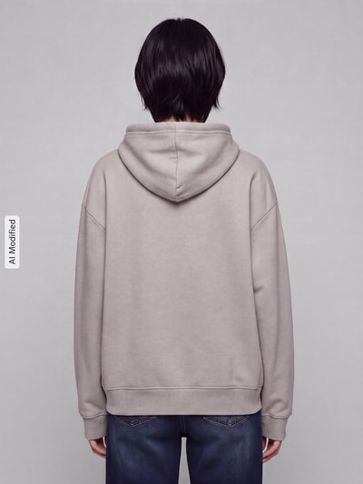 Kobiece model nosi bluzę Regular Fit Sweatshirt aus Baumwoll-Mix model 'HERITAGE PO' od GAP, jasnoszara, gładka tekstura, widok całej sylwetki z tyłu, bluza damska, KI-modifiziertes Bild.