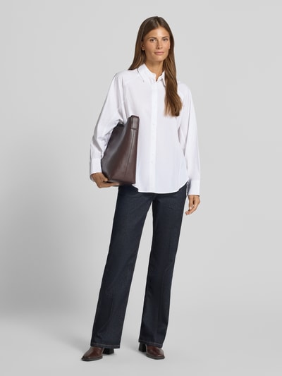 Frauenmodel trägt Relaxed Fit Bluse Modell 'Susana Selmina' von MSCH Copenhagen, weißer Baumwoll-Lyocell-Mix, Ganzkörperansicht von vorne.
