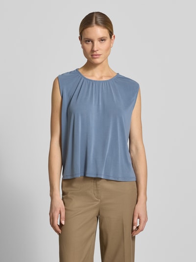 Frauenmodel trägt Loose Fit Blusentop aus Modal-Mix Modell 'FILLI' von Vero Moda in Unifarbe Blau, Rundhalsausschnitt, ärmellos, Stretchmaterial, Ganzkörperansicht von vorne