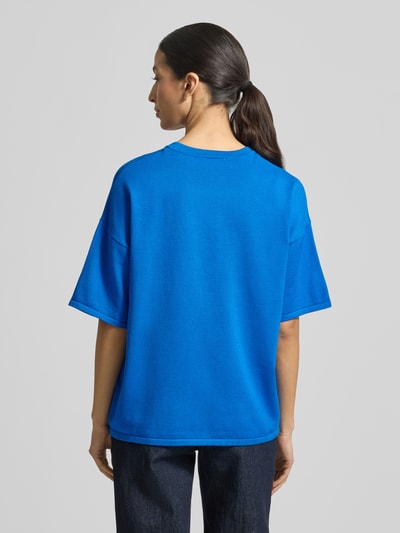 Frauenmodel trägt Relaxed Fit Shirt aus Viskose-Mix Modell 'LULS' von ICHI in kräftigem Blau, glatte Textur, Rückenansicht, Ganzkörperansicht Rückansicht.