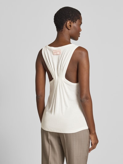 Frauenmodel trägt Regular Fit Top mit Leinen-Anteil von Victoria Beckham in Creme mit Cut-Out, Baumwoll-Mix, Rückenlänge 63 cm, Ganzkörperansicht Rückansicht.