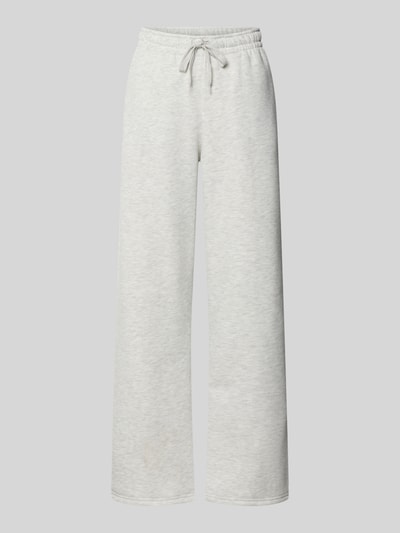 Produktfoto, Wide Fit Sweatpants aus Baumwoll-Mix Modell 'Iconic' von Gina Tricot in Hellgrau, elastischer Bund mit Tunnelzug, glatte Textur
