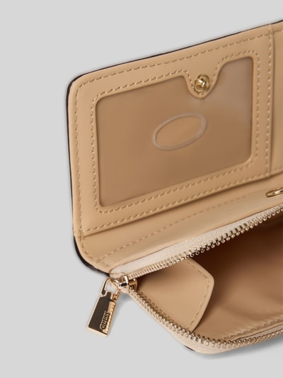 Produktfoto, portfel GUESS Portemonnaie mit Label-Applikation Modell 'BLAKE', Główna przegroda z zamkiem błyskawicznym, liczne wewnętrzne kieszenie, beżowe wnętrze, kontekst damski
