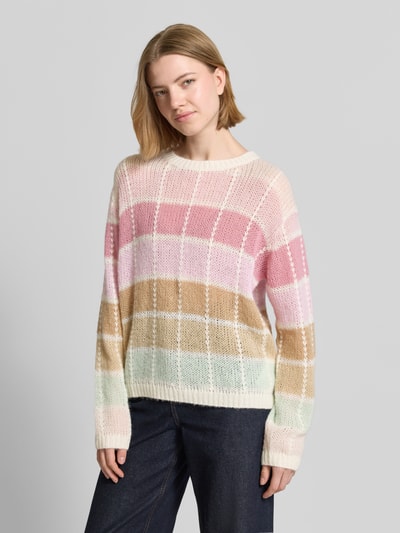 Frauenmodel trägt Relaxed Fit Pullover mit Alpaka-Anteil von JOOP! im Material-Mix, Strick-Optik, bunte Querstreifen, Rundhalsausschnitt, elastische Abschlüsse, Ganzkörperansicht von vorne.