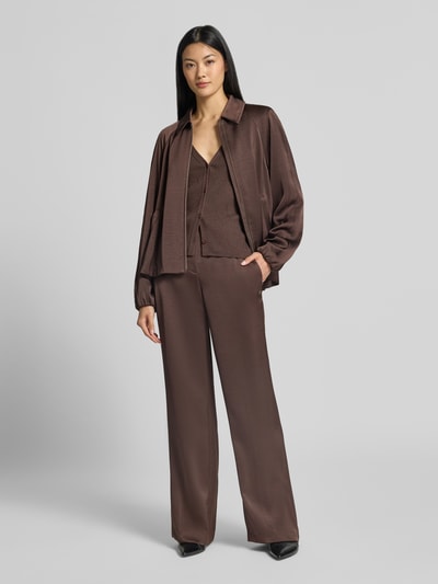 Frauenmodel trägt Cardigan in Strick-Optik mit Baumwoll-Anteil von Marc Cain in Braun, tailliert, V-Ausschnitt, glatte Struktur, Ganzkörperansicht von vorne.