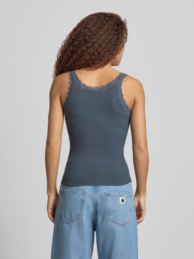 Frauenmodel trägt Slim Fit Tank Top aus Bio-Baumwoll-Mix Modell 'SARA' von Only mit Optik: Unifarben, Spitze, Feinripp, Ganzkörperansicht Rückansicht.
