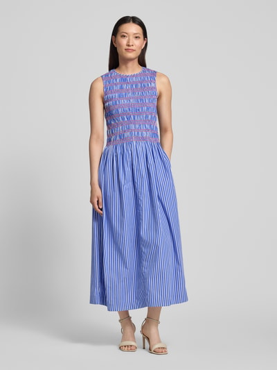 Frauenmodel trägt A-Linie Freizeitkleid aus reiner Baumwolle von Tommy Hilfiger für Damen, blau mit weißen Streifen, Ganzkörperansicht von vorne.