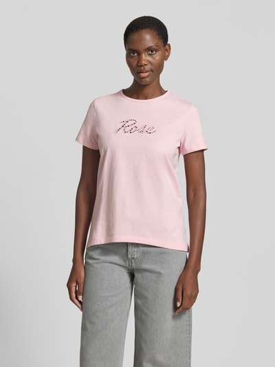 Frauenmodel trägt Regular Fit T-Shirt aus reiner Baumwolle Modell 'MIRANDA' von Vero Moda, Optik: Unifarben, Applikation: Lochstickerei, Rundhals, Kurzarm, Materialverarbeitung: Jersey, Damen T-Shirt, Ganzkörperansicht von vorne.