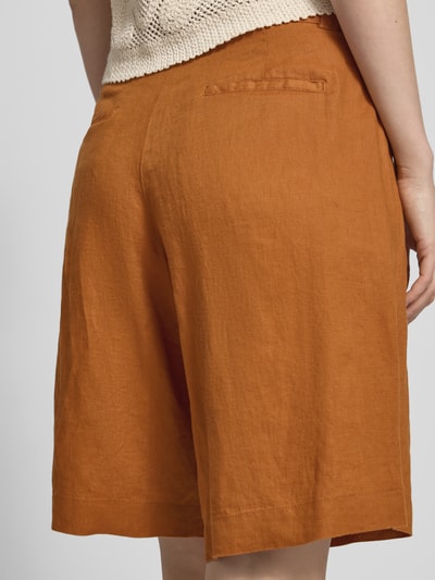 Vrouwenmodel draagt Bermudas uit linnen met Achterzakken van Christian Berg Woman, regular fit, knoopsluiting, detailopname rug.