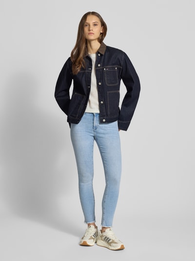 Frauenmodel trägt Skinny Fit Jeans aus Baumwoll-Mix Modell 'BLUSH' von ONLY in Denim-Optik mit 5-Pocket-Design, Ganzkörperansicht von vorne.