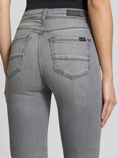 Frauenmodel trägt graue Flared Fit Jeans aus Baumwoll-Elasthan-Mix, Modell 'MICHELLE' von Cars Jeans, 5-Pocket-Design, Nahaufnahme Rückansicht.